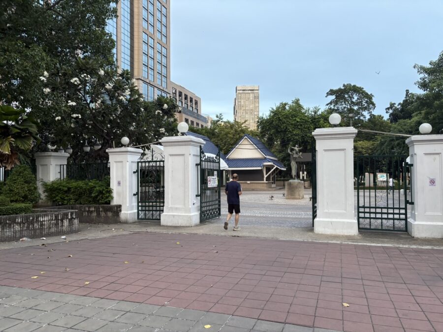バンコク_ランニング_公園_ベンジャシリ門