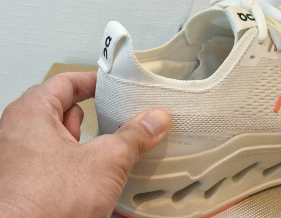 オン_クラウドサーファーマックス_ヒールカップ