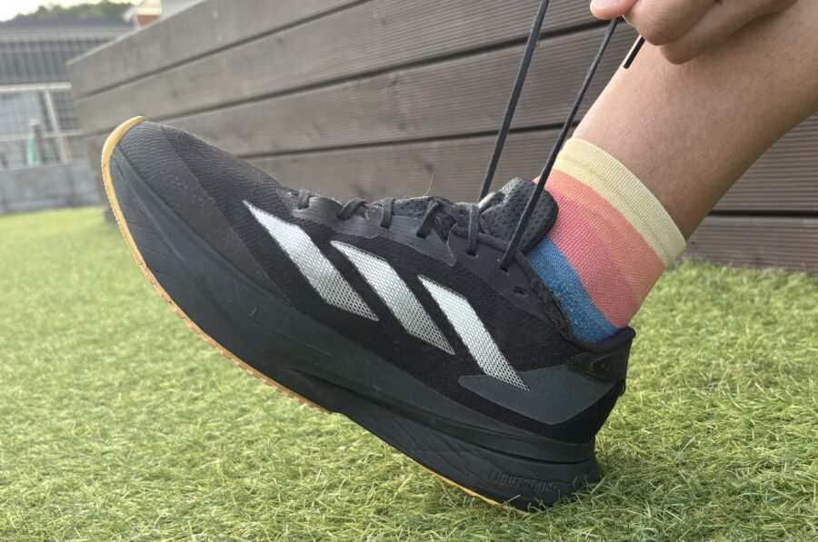 ランニングシューズ_選び方_ひも結び