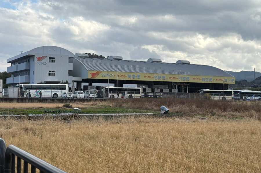 京都亀岡ハーフマラソン_バス_西濃運輸着