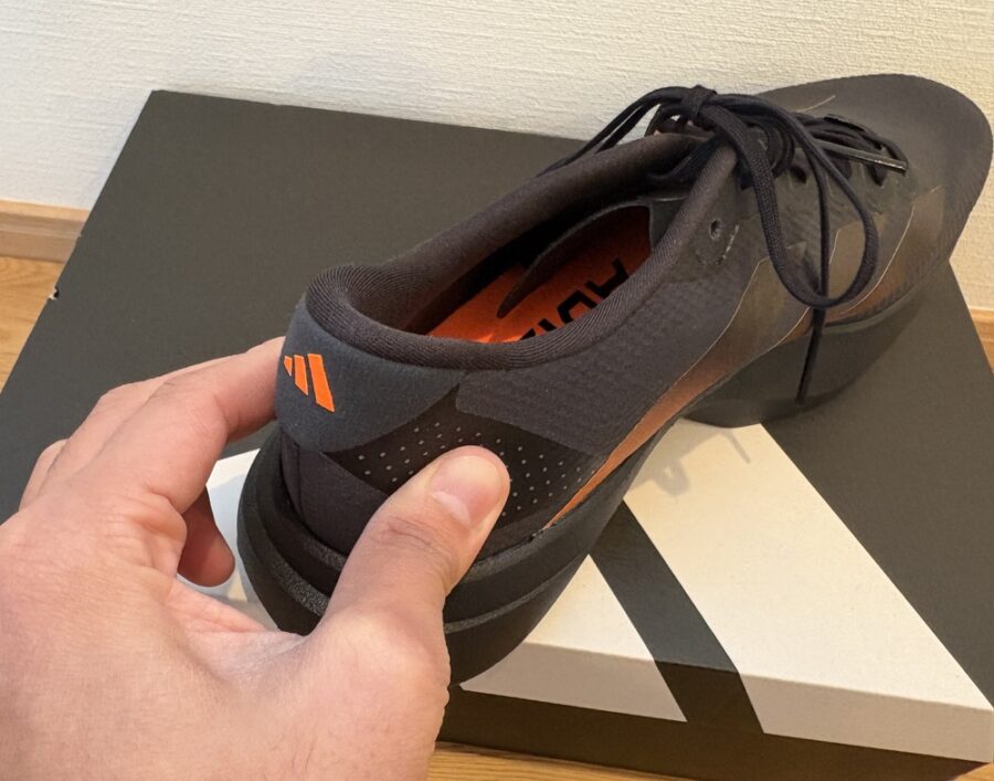 アディゼロ_EVO_SL_ WOVEN_レビュー_ヒールカップを手で掴む