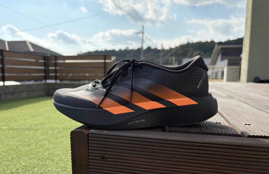アディゼロ_EVO_SL_ WOVEN_レビュー_庭での写真