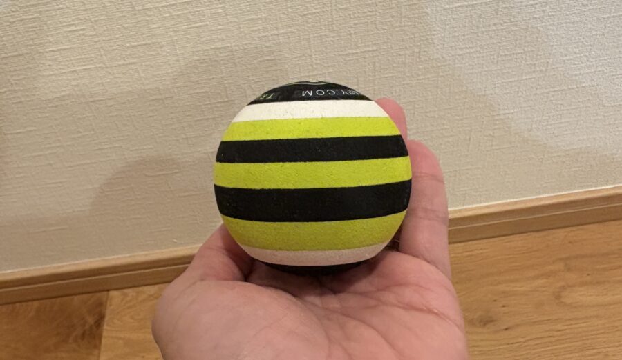 トリガーポイント_マッサージボール_手に持っている